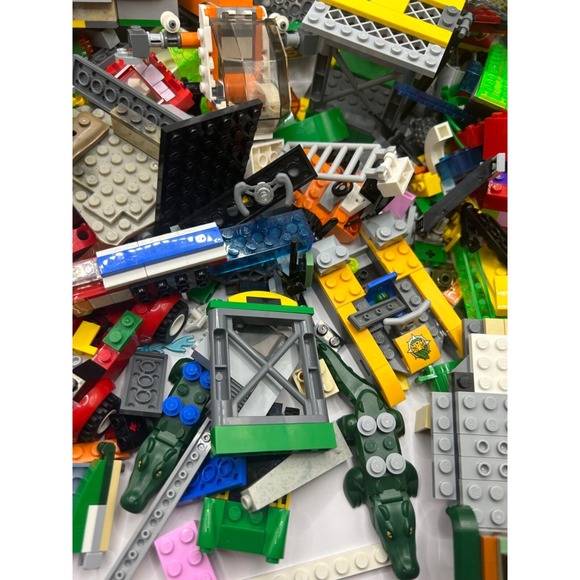 LEGO Minifigures & Accessories Bulk Lot Marvel/Jurassic/Jungle/City 2.11  Random - Picture 8 of 15